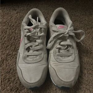 Nike beige Sneakers with Pink Logo